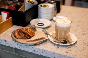 Kaffee und Kuchen © Erzdiözese Wien/Stephan Schönlaub