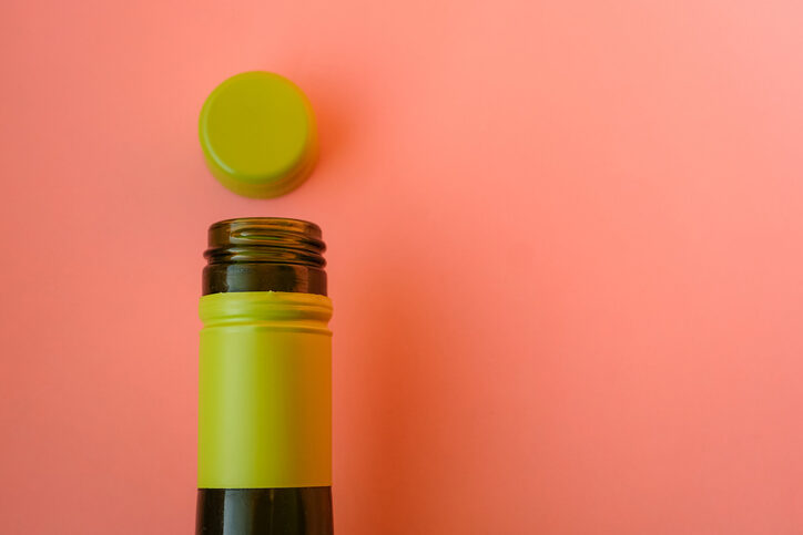 An alle Wein-Liebhaber*innen: Schraub- oder Korkverschluss?