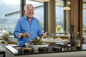 Bei ihm gibt's Salat: Seniorchef Hans Melcher ist der "King of Balsamico". (C) Hotel Karnerhof