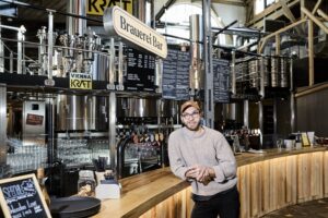 Anton Borkmann, Gründer des Gleis//Garten, in der hauseigenen Brauerei Vienna Kraft © Stefan Joham