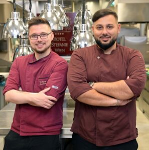 Das neue Führugsduo ins der Küche des Hotels Stefanie: Wolfgang Gumhalter und Dennis Nikolic © leisure communications / Christian Jobst