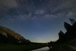 Ein dunkler, blauer Nachthimmel mit vielen Sternen.