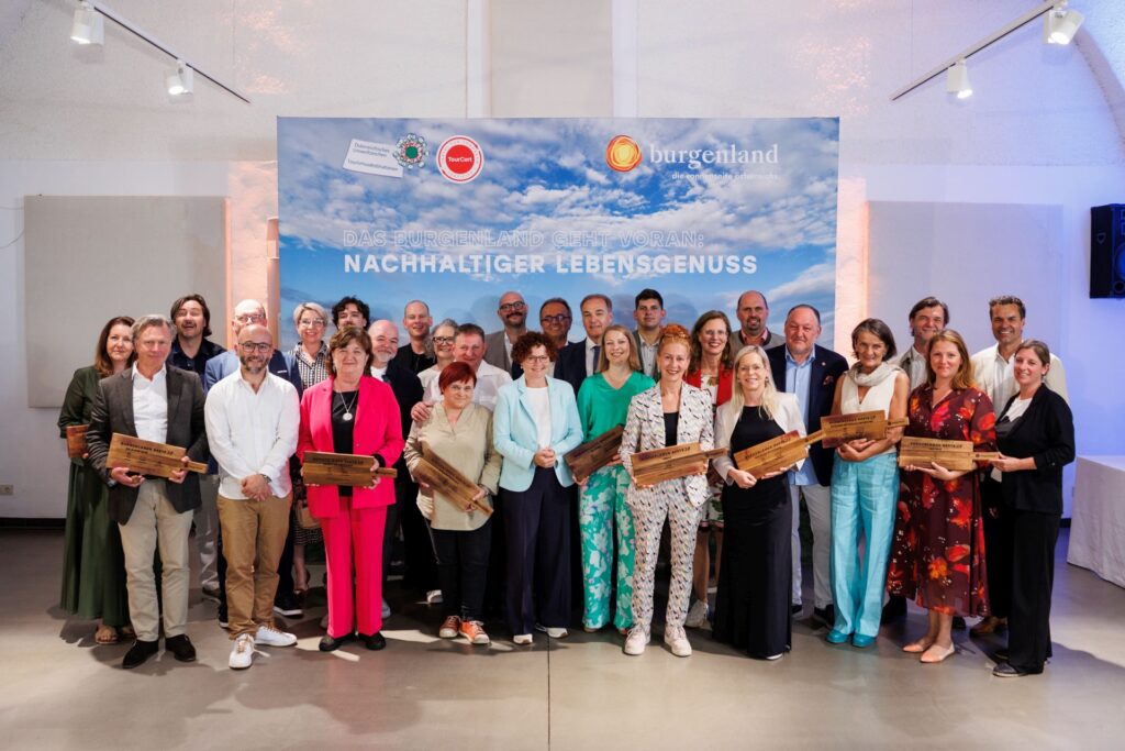 Die Ausgezeichneten im Rahmen von „Burgenlands Beste 2025“: 23 herausragende Gastronomiebetriebe aus dem Burgenland wurden geehrt. (C) Burgenland Tourismus/Maria Hollunder
