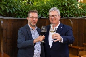 Jürgen Geyer (GF Schlossquadrat Gastronomie GmbH) und Chris Yorke (GF Österreich Wein Marketing) freuen sich auf zahlreiche Anmeldungen bei der 16. Schlossquadrat-Trophy und eine spannende Verkostungsreihe © Daniela Hödl Fotographie