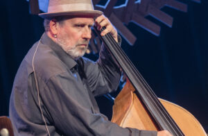 Ein Mann spielt Cello.