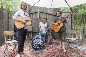Drei Männer in einer Band posieren für ein Pressefoto.