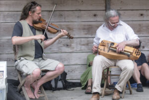 Zwei Männer spielen Instrumente.
