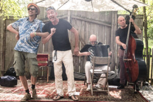 Eine Band, bestehend aus vier Männern, performt.