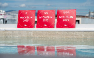 Guide MICHELIN Keys 2025 Aufsteller an einem Pool