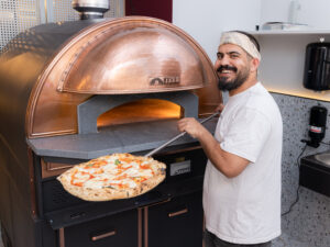 Hasan Karem, der Pizzameister, bei seiner Arbeit.