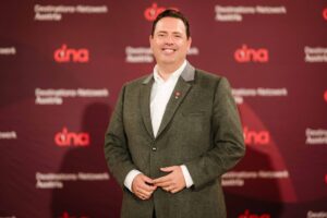 Manuel Bitschnau setzt auf Lebensraum statt Werbeversprechen – Tourismus muss den Menschen vor Ort nützen, sonst trägt ihn niemand mit. (C) dna/Edwin Husic 