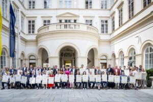 SALON Sieger 2025 und Gratulanten (v.l.n.r.): Ulrike Hager (Leitung Gebietsmarketing und Kooperationen Österreich ÖWM), Verena Klöckl (Geschäftsführerin Weinbauverband Burgenland), Josef Glatt (Direktor Österreichischer Weinbauverband), Klaus Goldmann (Geschäftsführer Wein Niederösterreich), Martin Palz (Referatsleiter Wein LK Steiermark), Norbert Walter (Präsident Weinbauverband Wien), Johannes Schmuckenschlager (Präsident Österreichischer Weinbauverband), Hannah Wetschka (Österreichische Weinkönigin) Chris Yorke (Geschäftsführer ÖWM), Christian Zechmeister (Geschäftsführer Wein Burgenland), Leopold Müller (Vizepräsident Niederösterreichischer Weinbauverband) © ÖWM / Robert Herbst