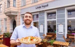 Voller Stolz: Vage Yeritsyan vor dem "Little Napoli 1060" © ROBIN CONSULT / Fellner