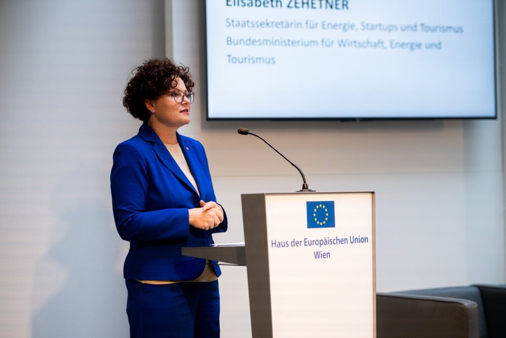 Tourismus-Staatssekretärin Zehetner: „Tourismusakzeptanz fällt nicht vom Himmel – sie muss täglich neu verdient werden. In den Betrieben, in den Regionen, aber auch auf politischer Ebene.“ (C) BMWET / Holey