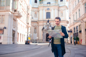 Mann mit Stadtplan in einer Straße von Wien © travnikovstudio iStock Getty Images Plus