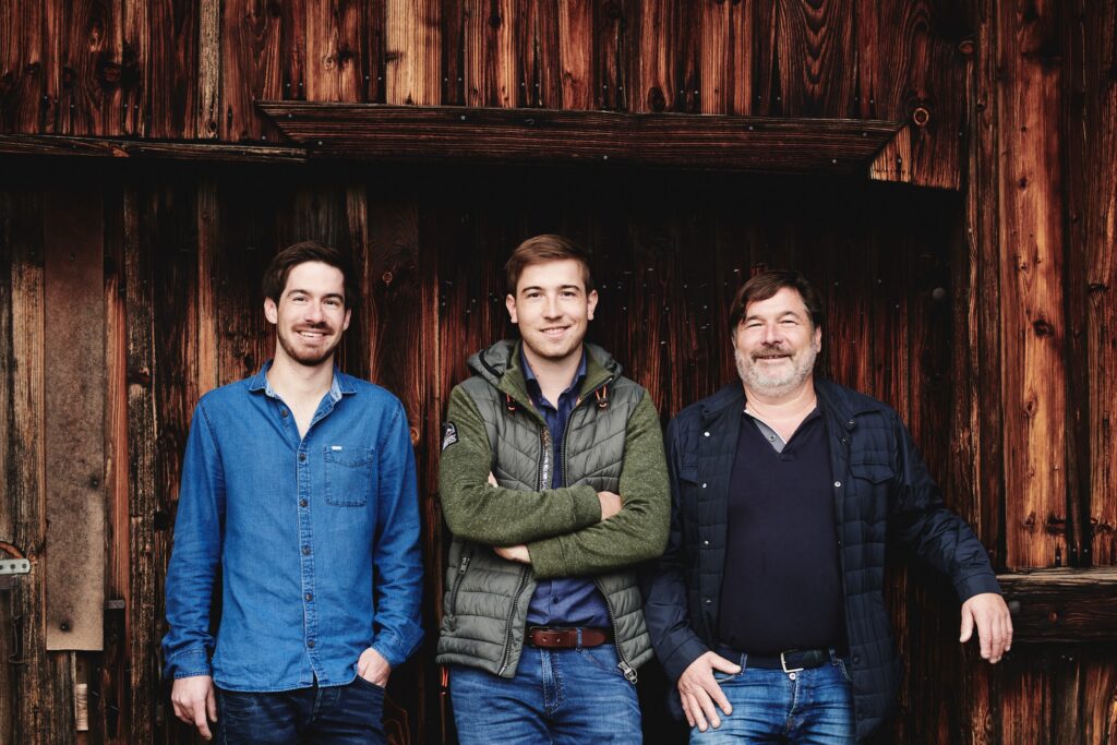 Alex, Andreas und Willi Sattler (v. l .) sorgen für gute Wein-Vibes am Sattlerhof. (C) Moodley