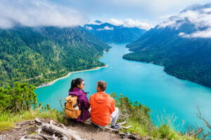zwei Personen am Plansee © fokkebok iStock Getty Images Plus