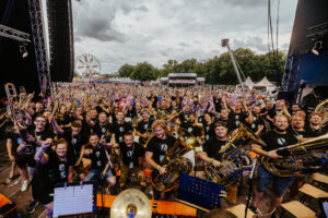 Woodstock der Blasmusik, viele Personen mit Instrumenten © Julian Quirchmair