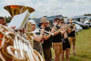 Männer mit Blasinstrumenten am Woodstock der Blasmusik © Julian Quirchmair