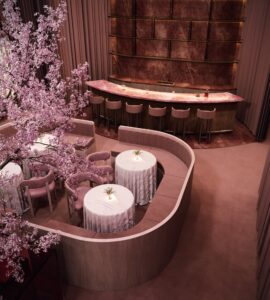 Zentrale Sitzgruppe mit Kirschblütenbaum – ein wiederkehrendes Designelement der DOTS GROUP.