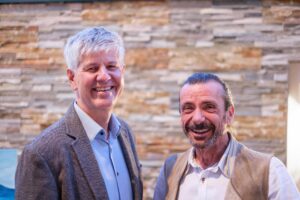 Bringen die Kunst in die Berge: Tourismuschef Peter Donabauer (li.) und Kurator John Wieser. (C) omans / www.filzmoos.at