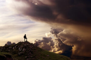 Ein Mann am Berg in Gewitterstimmung © Astrid860 iStock Getty Images Plus