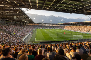 Fußball-Arena aus der Sicht der Zuscheuer*innen.