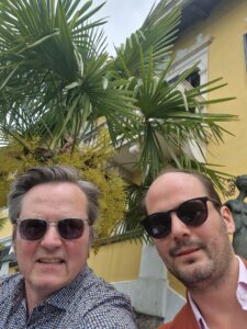 Podcastaufnahme vor der See Villa unter Palmen. (C) A. Grübling