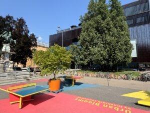 Tischtennistische sind Teil der bunten Installation.