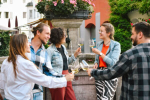 Personen stoßen an, Weinplauderei © Jessica Müller/ Alpenregion Bludenz Tourismus GmbH