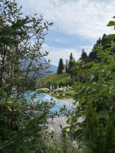 Zwei Pools und der Wilde Kaiser – mehr braucht es nicht, um still zu beeindrucken. (C) H. Grübling