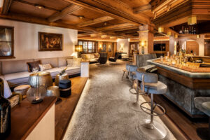 Bar des Hotels mit vielen Holzelementen.
