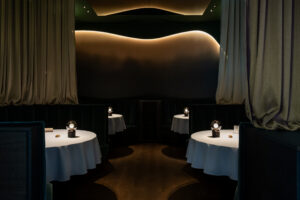 Das Interieur des Restaurants ist stimmungsvoll.