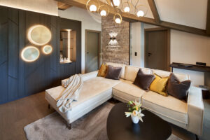 Die neue Diamanten Suite, ein großer Raum mit Couch und moderner Lichtinstallation.