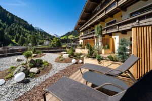 Terrasse des Hotels mit Blick auf die Berge.