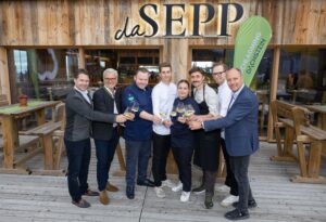 Luden zu kulinarischen Höhenflügen auf über 1.800 Metern Seehöhe im Rahmen der vierten Auflage von "Ein Abend, fünf Köche" (v.l.): Franz Eisl (TVB Schladming-Dachstein), Erich Polz sen. (STK-Weingut Polz), Richard Rauch, Sebastian Schrempf, Nikolett Kolop, Stefan Ell-Mayer, Franz Danklmaier und Mathias Schattleitner (TVB Schladming-Dachstein). © Martin Huber