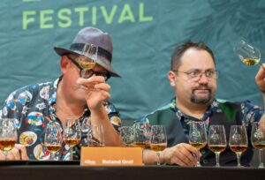 Schluck für Schluck, oder: Zwei, die’s wissen müssen: Roland Graf (li.), Ex-ÖGZ-Verkostungschef und Erhard Ruthner, der Edelgaumen der ÖGZ-Jury, nehmen sich die Kandidaten zur Brust. (C) Sven Krohn