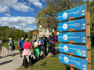 Orientierung leicht gemacht: Infotafeln bieten detaillierte Informationen zu Routenverlauf und Einkehrmöglichkeiten entlang des Rundwegs. © Burgenland Tourismus