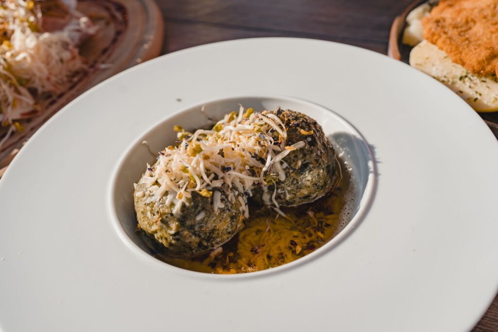 Herbstgäste genießen in Gasthäusern und auf Hütten der Tiroler Zugspitz Arena sowohl traditionelle Gerichte als auch saisonale Spezialitäten wie Kürbis, Wild und Pilze.(C) Tiroler Zugspitz Arena / Sam Oetiker Copyright: Tiroler Zugspitz Arena / Sam Oetiker