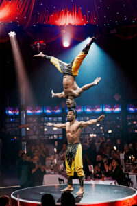 zwei Künstler beim Kunststück balancieren am Kopf © Palazzo