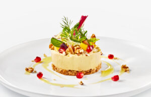Vorspeise: Ziegenkäse-Karamell-Törtchen mit Chili-Walnuss-Crunch an winterlichen Blattsalaten © Palazzo