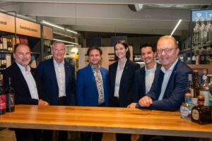 Thomas Panholzer, Geschäftsführer Transgourmet Österreich; Hubert Schellhorn, langjähriger Standortgeschäftsleiter Wörgl; Andreas Deutsch; Gemeinderat und Referent für Wirtschaft in der Stadtgemeinde Wörgl; Nicole Unterberger, Standordgeschäftsleitung Transgourmet Wörgl; Manuel Zischg, Marktleiter Transgourmet Wörgl; Manuel Zischg, Marktleiter Transgourmet Wörgl und Manfred Hayböck; Geschäftsführer Transgourmet Österreich. © M. Reiter für Transgourmet Österreich