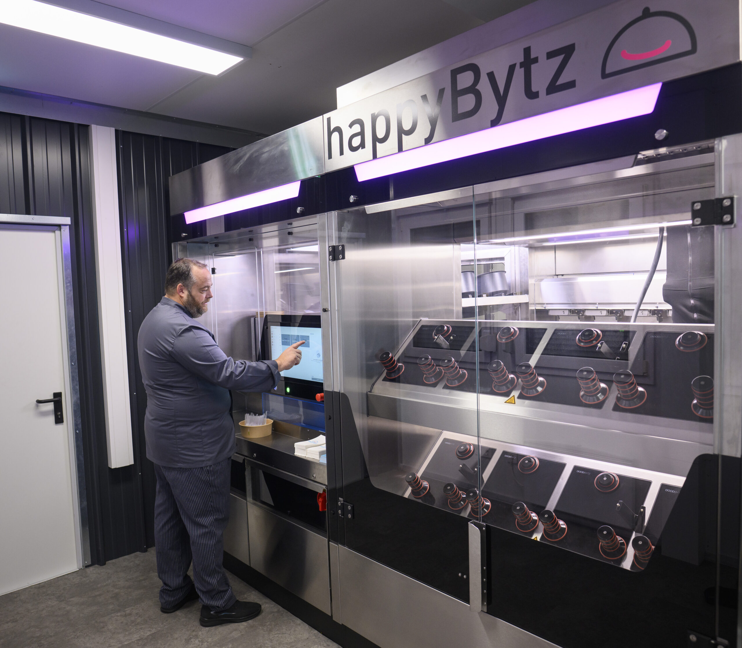 happyBytz-Konzept mit Robotern als Küchenassistenten