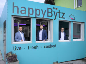 Ein Fenster in die Zukunft: Mit ihrer Innovation beweisen Investor Lorenz Wedl (Mi.) sowie Klaus Mantl und Andreas Giner (li.) einen guten Blick für Zukunftschancen. © happyBytz / Oss
