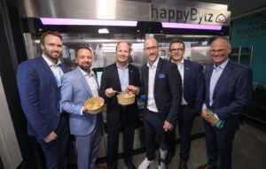 Das innovative Konzept happyBytz wurde im Zuge einer Pressekonferenz zur FAFGA (Fachmesse für Gastronomie, Hotel und Design) erstmals der Öffentlichkeit präsentiert (v.l.): Lorenz Wedl und Andreas Giner (beide happyBytz), Innsbrucks Bürgermeister Johannes Anzengruber, Landesrat Mario Gerber (Bereiche Wirtschaft, Tourismus und Digitalisierung), Klaus Mantl (Geschäftsführung happyBytz) sowie Christian Mayerhofer (Geschäftsführer der Congress Messe Innsbruck). © happyBytz / Oss