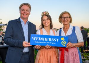 Michael Duscher, Geschäftsführer NÖ Werbung, die amtierende NÖ Weinkönigin und frisch gekrönte Bundesweinkönigin „Laura I.“ Laura Hummel und Landeshauptfrau Johanna Mikl-Leitner. © NLK Burchhart