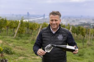 Geschäftsführer und Weingutsleiter Thomas Podsednik am Wiener Nussberg. © Weingut Mayer am Pfarrplatz / Martin Steiger 