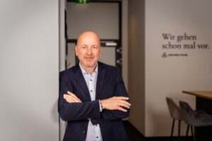 Führungskräfte machen sich operativ überflüssig, indem sie Teams so stark machen, dass sie selbst entscheiden und verbessern: Michael Anfang. (C) Anfang.Team
