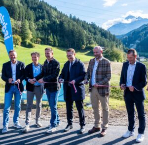(v.l.): Christian Molzer (Landesbaudirektor des Landes Tirol), Roland Volderauer (Geschäftsführer TVB Stubai Tirol), Adrian Siller (Obmann TVB Stubai Tirol), Philip Wohlgemuth (1. Landeshauptmann-Stellvertreter und Sportlandesrat Tirols), Daniel Stern (Obmann des Planungsverbandes Stubaital) und Günter Guglberger (Leiter der Abteilung Landesstraßen und Radwege des Landes Tirol). © Land Tirol / Hörmann