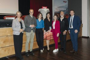 Geschäftsführerin des TVB Kufsteinerland Sabine Mair, Mobilitätsforscher Markus Mailer, Keynote-Rednerin Anna Scheffold, Moderatorin Marlene Buchinger, Tirol Werbung-Bereichsleiterin Julia Steiner, Obmann des TVB Kufsteinerland Georg Hörhager und Mobilitätslandesrat René Zumtobel (v.l.n.r.) © Tirol Werbung / Stefan Ringler Photography